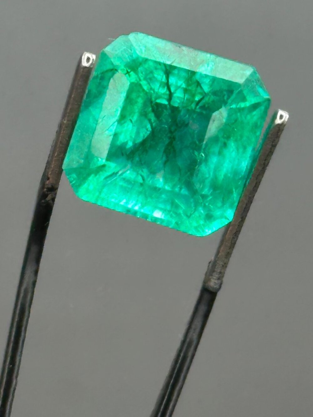 Certified GLOWY Natural Emerald *Enhanced